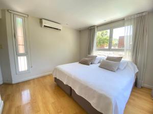 En eller flere senge i et værelse på Casa con jardín, quincho y piscina privada + 22 billeder