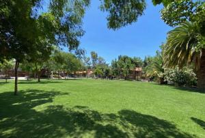 En have udenfor Casa con jardín, quincho y piscina privada