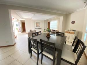 Et opholdsområde på Casa con jardín, quincho y piscina privada