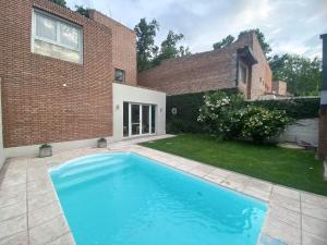 Swimmingpoolen hos eller tæt på Casa con jardín, quincho y piscina privada