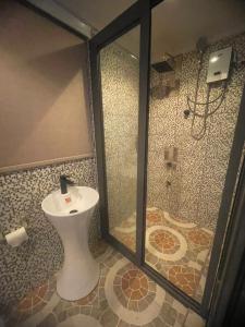 Et badeværelse på Leshrine Executive Beach Club