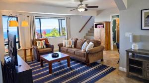 Et tv og/eller underholdning på Walua Hale, By The Trail