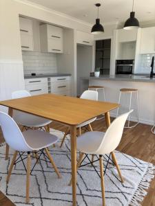 Køkken eller tekøkken på Wee Blue Bach at Waihi Beach + 2 billeder