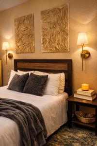 ein Schlafzimmer mit einem Bett und einem Tisch mit zwei Lampen in der Unterkunft Upscale Condo Downtown Memphis Walk to Beale St in Memphis