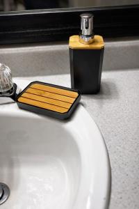 ein Seifenspender auf einem Waschbecken im Badezimmer in der Unterkunft Upscale Condo Downtown Memphis Walk to Beale St in Memphis + 34 Fotos