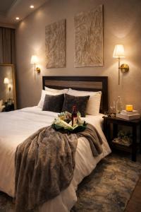 ein Bett mit einer Decke und einer Flasche Wein drauf in der Unterkunft Upscale Condo Downtown Memphis Walk to Beale St in Memphis