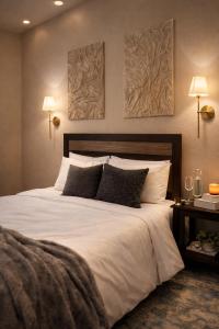 ein Schlafzimmer mit einem großen Bett mit weißen Laken und Kissen in der Unterkunft Upscale Condo Downtown Memphis Walk to Beale St in Memphis