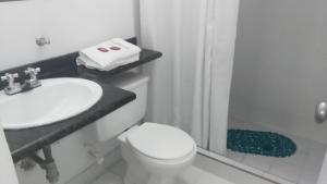 A bathroom at Hotel Bella Montaña