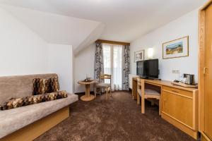 A television and/or entertainment centre at Hotel Idhof