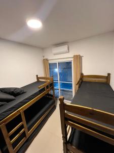 En eller flere senge i et værelse på Casa com piscina, 700M da praia + 46 billeder