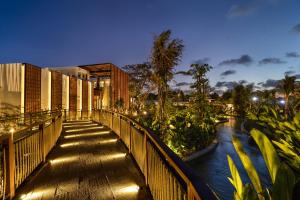 un ponte su un fiume in una città di notte di Sumitra Luxury Villas & Resort by Pramana a Sanur Altre 78 foto