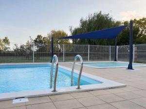 Hồ bơi trong/gần Mobil-home 4 pers avec Terrasse à Chaillé-les-Marais - API-1-52-574