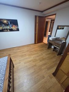 TV a/nebo společenská místnost v ubytování Park's Guesthouse B near Gwangalli beach in Busan