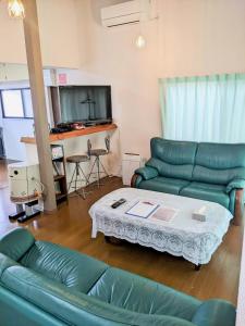 Χώρος καθιστικού στο ぷらっと赤見