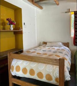 een slaapkamer met een bed met polka dot-lakens bij Coco's vibes in Ollantaytambo
