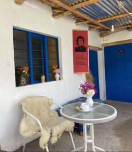 een tafel en een stoel voor een gebouw bij Coco's vibes in Ollantaytambo