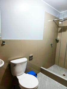 Phòng tắm tại Alojamiento Oslo San Ramón