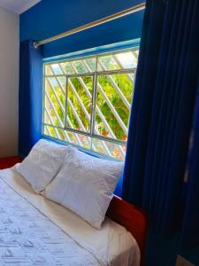 Giường trong phòng chung tại Alojamiento Oslo San Ramón