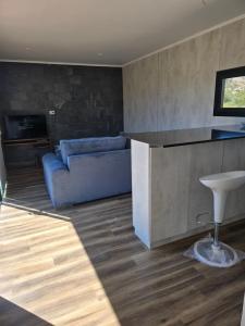 un soggiorno con divano blu e bancone di Altos Dique Potrerillos a Potrerillos
