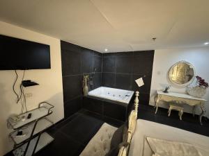 un bagno con vasca e lavandino di Shantel a Haifa