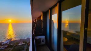 une vue sur l'océan depuis le balcon d'un hôtel dans l'établissement Panorama Batumi Towers, à Batoumi