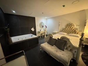 海法Shantel的一间带大床和浴缸的卧室