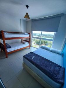 ein Schlafzimmer mit zwei Etagenbetten und einem Fenster in der Unterkunft Arena Blanca Residence in Playa Blanca