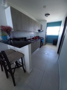 eine Küche mit einer Theke und einem Stuhl in einem Zimmer in der Unterkunft Arena Blanca Residence in Playa Blanca + 5 Fotos