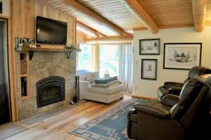 威尔森杰克逊逍遥酒店的客厅设有壁炉,楼上配有电视