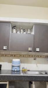 Espacieuse في مراكش: مطبخ مع قدور ومقالي على منضدة