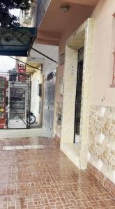 Espacieuse في مراكش: مبنى فارغ به باب وأرضية من الطوب