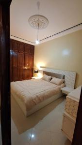 Espacieuse في مراكش: غرفة نوم بها سرير كبير في الغرفة