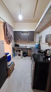 Espacieuse في مراكش: مطبخ مع موقد وطاولة عمل