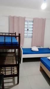 een kamer met twee stapelbedden en een raam bij Casa Ilha comprida 2 quartos yemar in Ilha Comprida