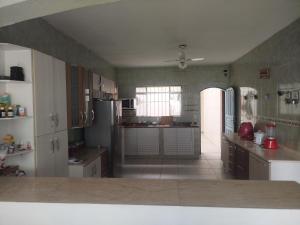 una cucina con frigorifero e piano di lavoro di Casa da Cris a Itanhaém