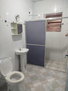un bagno con un water e un lavandino di Casa da Cris a Itanhaém