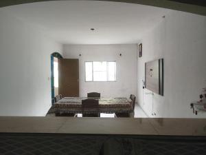 Camera bianca con tavolo e finestra di Casa da Cris a Itanhaém