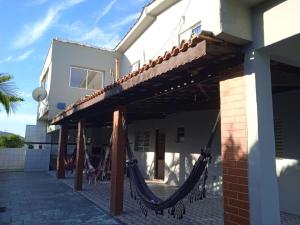 un edificio con amache all'esterno di Pousada Refúgio Natural da Ilha a Ilha Comprida