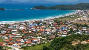 een luchtzicht op een stad en het strand bij Studio Litorâneo para Relaxar in Governador Celso Ramos