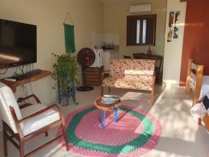 een woonkamer met een bank en een tafel bij Quintal da Espera - Praia de Itacimirim in Camaçari