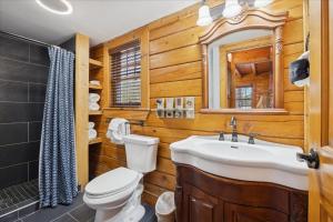 Et badeværelse på Black Bearry Hill by Beyond Expectations + 26 billeder