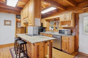 Køkken eller tekøkken på Black Bearry Hill by Beyond Expectations