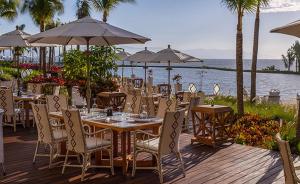 een tafel en stoelen met tafels en parasols op een terras bij Vidanta 2-bdrm Villa, in Nuevo Vallarta 