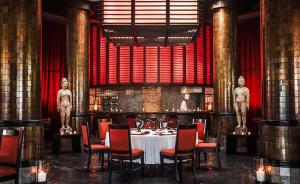 een eetkamer met een tafel en twee beelden bij Vidanta 2-bdrm Villa, in Nuevo Vallarta  +15 foto's