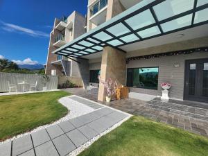 a house with a patio and a lawn at 星空樹民宿 in Pinghe