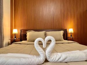two swans made to look like hearts sitting on a bed at Chotam 2 bedroom flat Townhouse in Nathon Bay