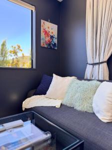 En eller flere senge i et værelse på Meraki Guesthouse