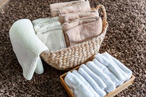Ein Korb mit Handtüchern steht auf einem Teppich. in der Unterkunft KING DEER - Vacation STAY 67718v in Higashikawa + 91 Fotos