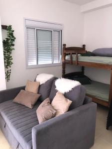 een bank met kussens erop in een woonkamer bij Beachfront apartment with swimming pool in Mongaguá