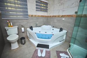 Ένα μπάνιο στο Prempeh Royale Suites +47 φωτογραφίες